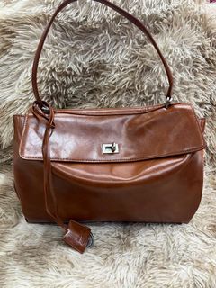 (Category: ) located in . Submitted by bagsandshoesmanymore (Listing ID 1452243908, Image 1). Description: .