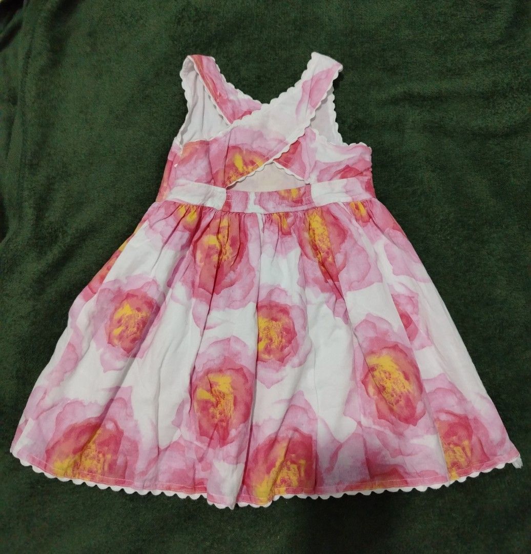 Pumpkin Patch Dress Size 2 (Category: Babies & Kids Fashion) located in Rizal. Submitted by zhellieme (Listing ID 1452118035, Image 2). Description: - Cute floral print dress - White base with pink and yellow flowers - Sleeveless design - Scalloped hem and neckline - Criss-cross straps at the back - Ideal for parties or casual wear Note: Actual color may slightly vary due to lighting effects.