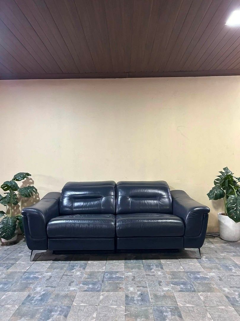 Reclining Sofa (Category: Sofas) located in Meycauayan. Submitted by marygracecasimiro (Listing ID 1452291542, Image 1). Description: Imported Genuine Leather Big n Bulky Reclining Sofa from Italy P27k lang mga suki 85x65x40in Genuine Leather Reclining Sofa Super Ganda mga suki Adjustable Headrest Big n Bulky No sag No lubog Makapal ang Foam Heavy duty No issue Super Excellent Good Condition From Italy♥️.