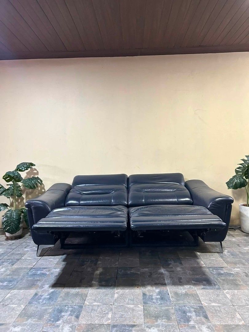 Reclining Sofa (Category: Sofas) located in Meycauayan. Submitted by marygracecasimiro (Listing ID 1452291542, Image 3). Description: Imported Genuine Leather Big n Bulky Reclining Sofa from Italy P27k lang mga suki 85x65x40in Genuine Leather Reclining Sofa Super Ganda mga suki Adjustable Headrest Big n Bulky No sag No lubog Makapal ang Foam Heavy duty No issue Super Excellent Good Condition From Italy♥️.