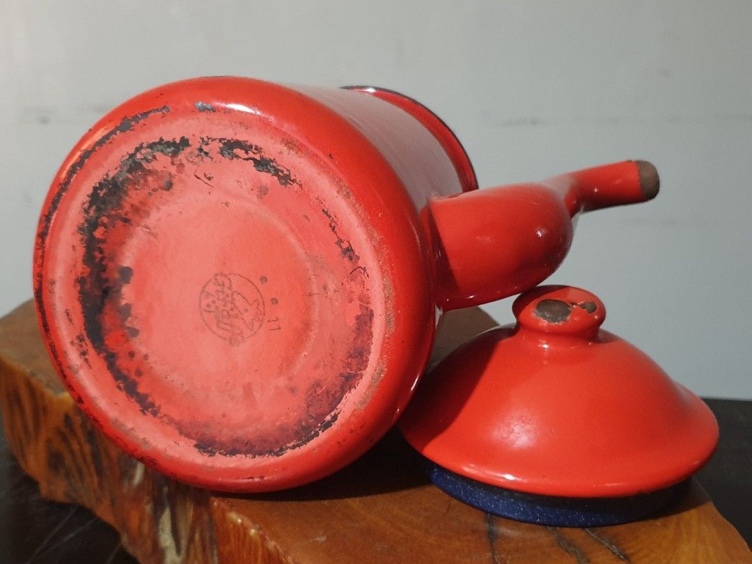 Retro Vintage Enamel Pots / Kettle (Category: Cookware & Accessories) located in Las Pinas. Submitted by oldsthetics (Listing ID 1452111390, Image 3). Description: Retro Vintage Enamel Pots / Kettles Add a retro accent to your kitchen, garden, patio and more. Great idea to repurpose as pot for dry plants/flowers, kitchen utensil organizer and other decorative display These are vintage items As is condition Preloved and not new Visible imperfectio
