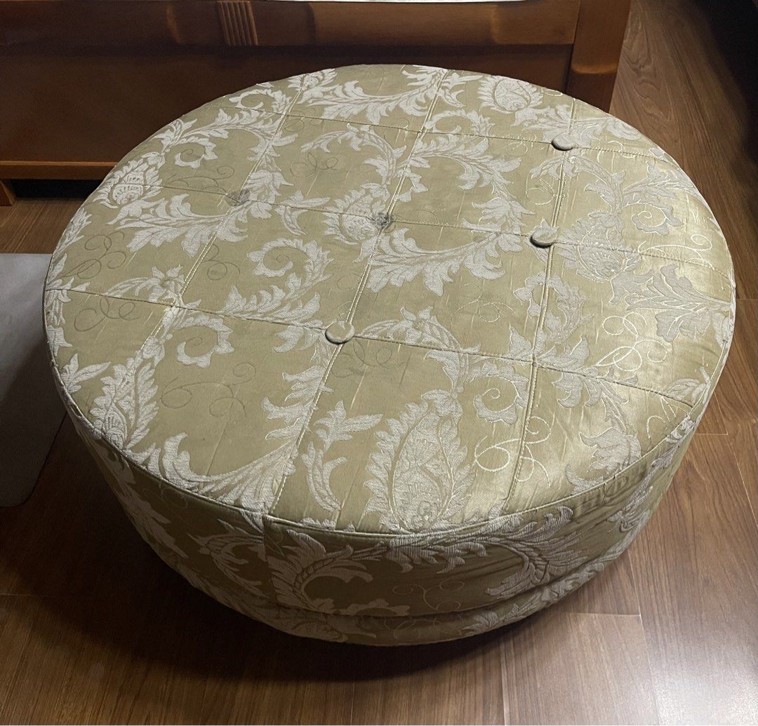 Round sofa (Decluttering) (Category: Sofas) located in Caloocan City. Submitted by tankellyg09310 (Listing ID 1452202395, Image 2). Description: .