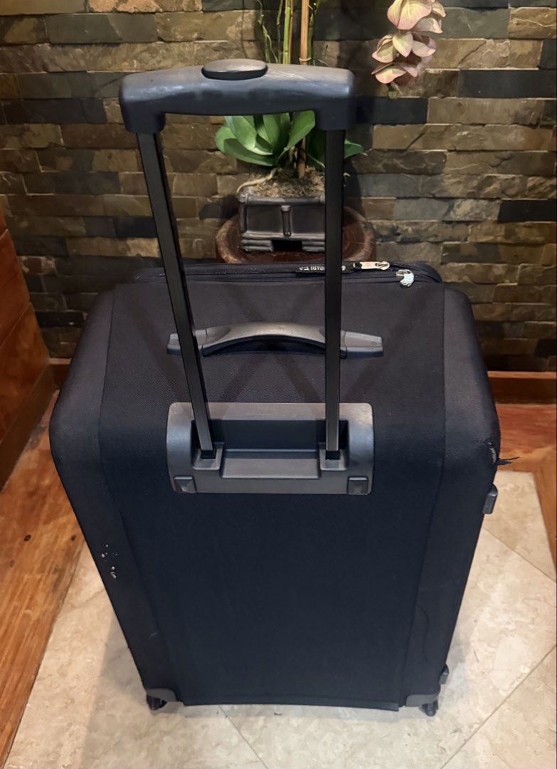 Samsonite Expandable Spinner Luggage (Category: Luggage) located in Pasig City. Submitted by danbrit_sells (Listing ID 1452160038, Image 2). Description: - Dark blue Samsonite luggage - Expandable for extra packing space - Built-in combination lock for security - Smooth-rolling wheels - Spacious, lined interior - Ideal for travel and adventures.
