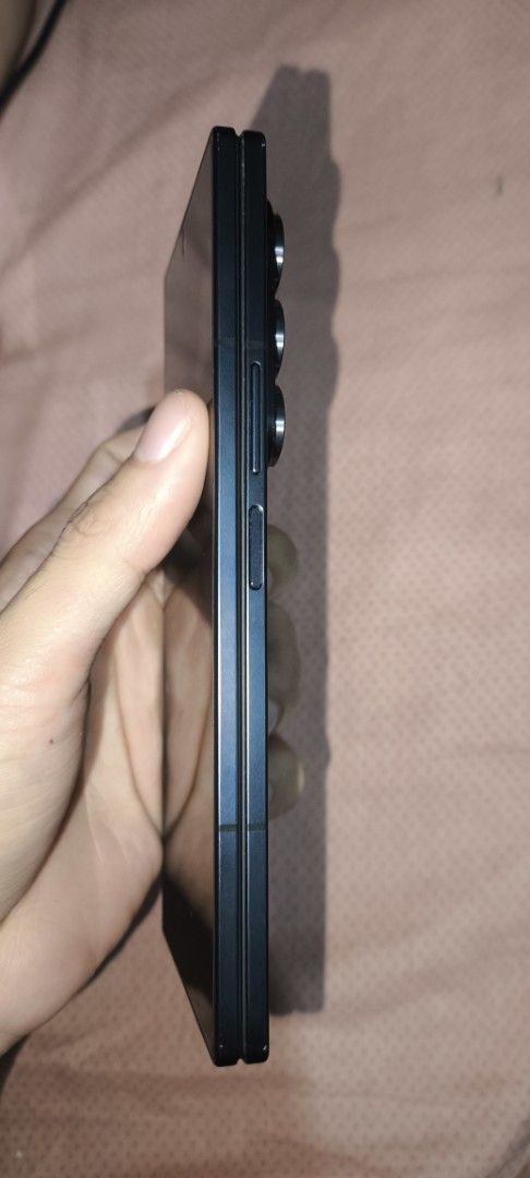 Samsung Galaxy Z Fold 7 Black (Category: Samsung) located in Manila. Submitted by puredragon.c7e911 (Listing ID 1452145477, Image 2). Description: - Samsung Galaxy Z Fold 7 -12/512 -mininal issues side dents as you can see in the photos na bumps lang yan hinde fall damage two months old under warranty nabili lang nitong May 25, 2026 negotiable sa surebuyer .