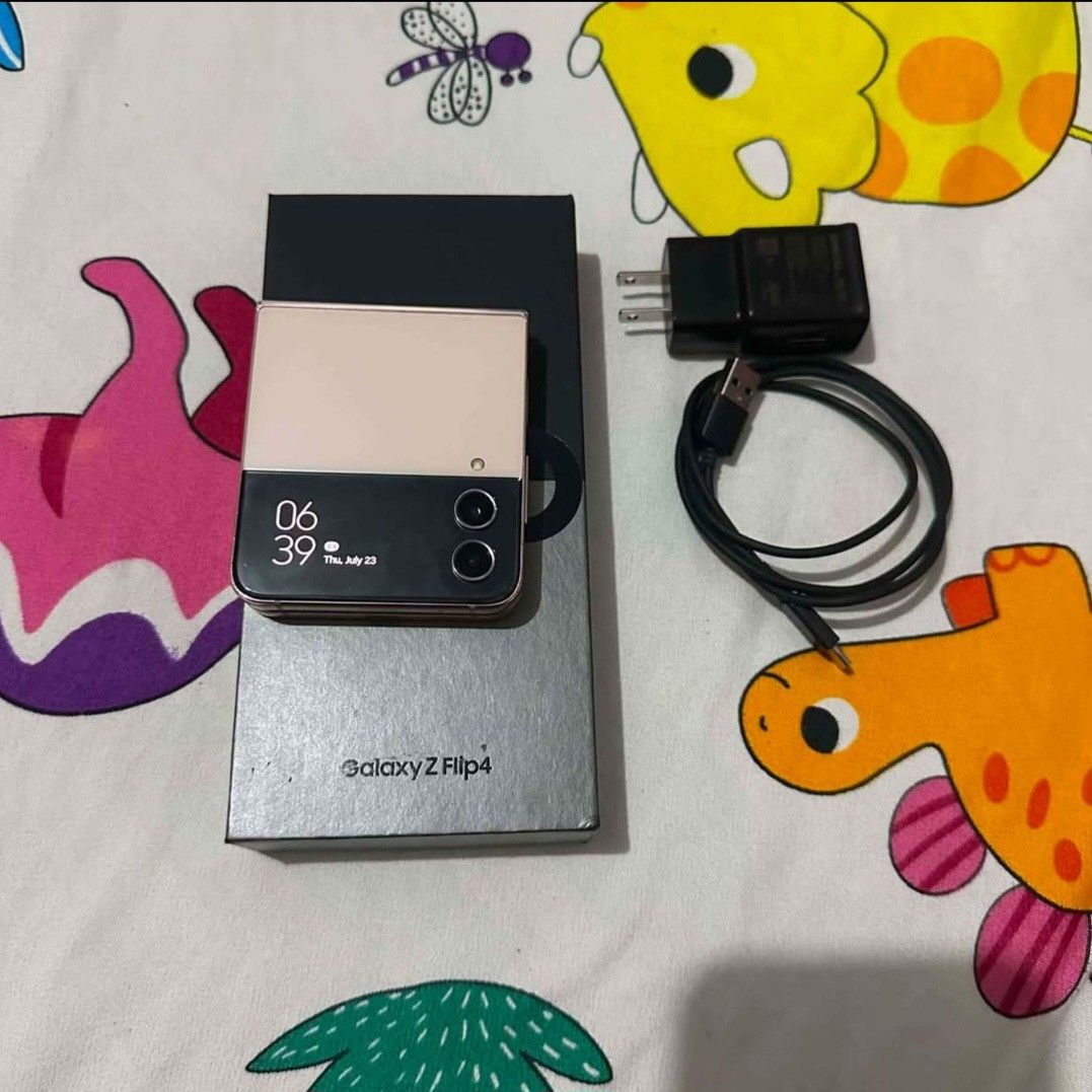 Samsung Z Flip 4 (Category: Samsung) located in El Nido. Submitted by marco.tandoc (Listing ID 1452236759, Image 2). Description: can swap to gadgets or gold willing to add cash ako samsung Z FLIP 4 8gb ram 256gb rom signs of usage open line.