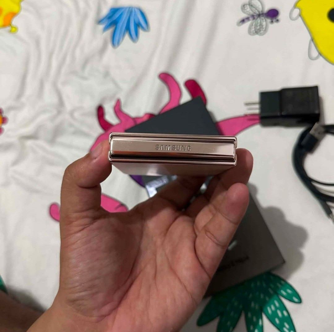 Samsung Z Flip 4 (Category: Samsung) located in El Nido. Submitted by marco.tandoc (Listing ID 1452236759, Image 3). Description: can swap to gadgets or gold willing to add cash ako samsung Z FLIP 4 8gb ram 256gb rom signs of usage open line.