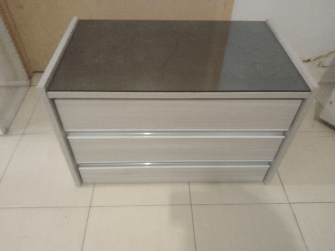 Side table (Category: Shelves, Cabinets & Racks) located in Teluk Intan. Submitted by sinliff (Listing ID 1452250368, Image 1). Description: Bismillahirahmannirohim Assalamualaikum wbt Ada satu kaninet/drawer Laci side table untuk Sebelah katil..Permukaan kaca macam cermin..Laci semua elok lagi.. Harga rm130 sahaja Lokasi taman Intan Baru teluk intan perak Berminat wassap kol terus no http://www.wassap.my/601111110418/sidetable.