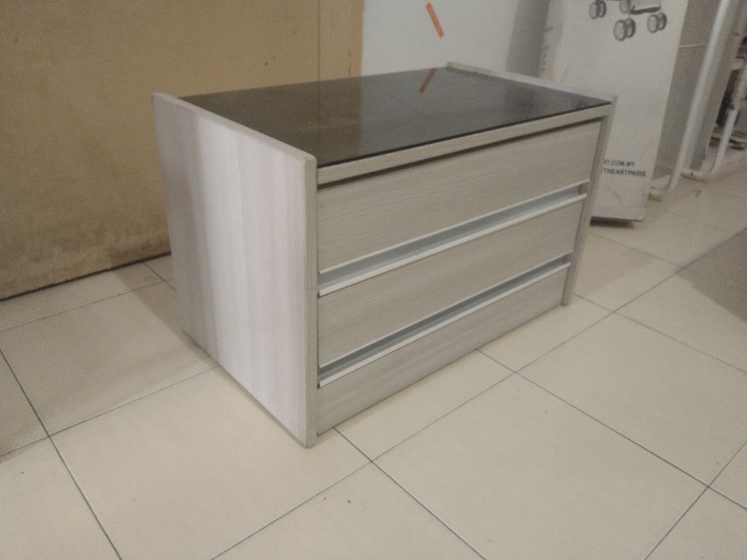 Side table (Category: Shelves, Cabinets & Racks) located in Teluk Intan. Submitted by sinliff (Listing ID 1452250368, Image 3). Description: Bismillahirahmannirohim Assalamualaikum wbt Ada satu kaninet/drawer Laci side table untuk Sebelah katil..Permukaan kaca macam cermin..Laci semua elok lagi.. Harga rm130 sahaja Lokasi taman Intan Baru teluk intan perak Berminat wassap kol terus no http://www.wassap.my/601111110418/sidetable.