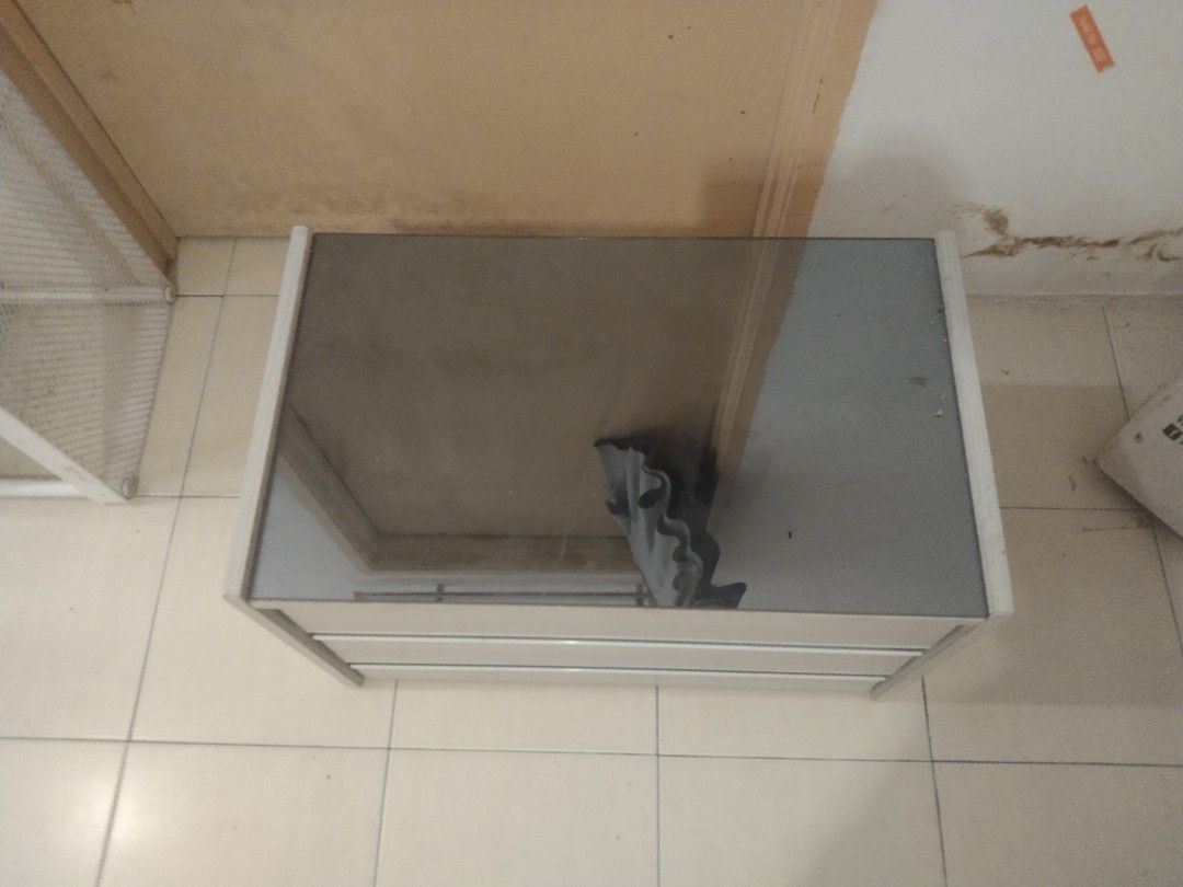 Side table (Category: Shelves, Cabinets & Racks) located in Teluk Intan. Submitted by sinliff (Listing ID 1452250368, Image 2). Description: Bismillahirahmannirohim Assalamualaikum wbt Ada satu kaninet/drawer Laci side table untuk Sebelah katil..Permukaan kaca macam cermin..Laci semua elok lagi.. Harga rm130 sahaja Lokasi taman Intan Baru teluk intan perak Berminat wassap kol terus no http://www.wassap.my/601111110418/sidetable.