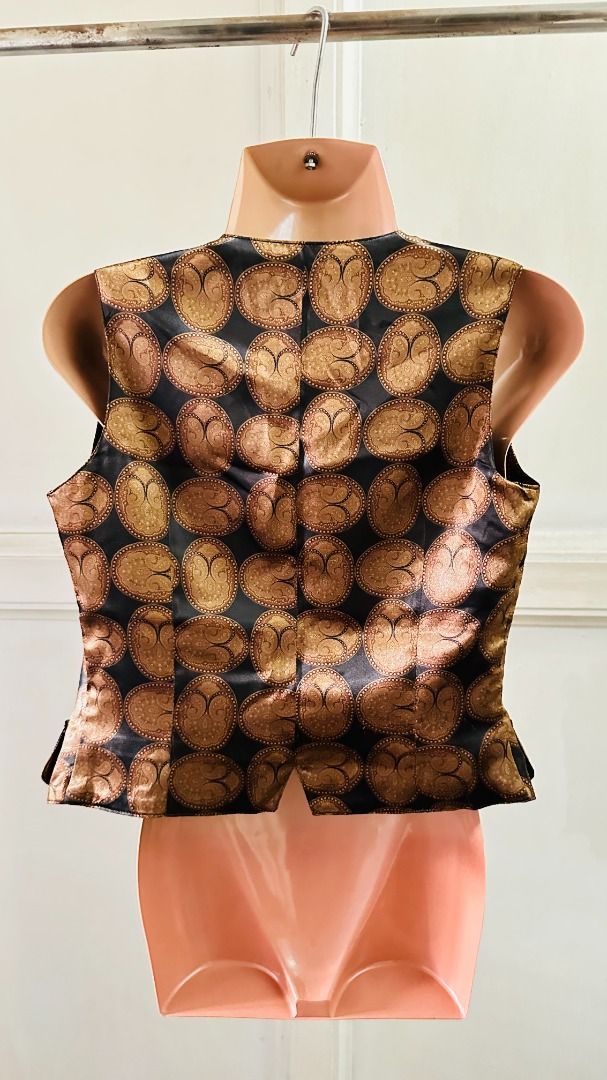 Small satin Black and Gold Patterned Vest non sleeve button down (Category: Vests) located in Cebu City. Submitted by annaincebu (Listing ID 1452246807, Image 3). Description: 👕 ✅ MEASUREMENTS: Length: 19 inches Width: 17 inches 📦 DELIVERY: Maxim COD (for within Cebu) or LBC or JRS Express (outside Cebu) ✅ NOTES: - Unique black and gold oval pattern vest - Button-front closure - Two front pockets - Ideal for layering over shirts or dresses.