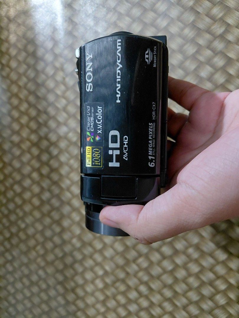 Sony HDR-CX7 (DEFECTIVE) (Category: Video Cameras) located in Caloocan City. Submitted by david.malfoy.123-14734 (Listing ID 1452232609, Image 1). Description: FOR SALE: DEFECTIVE SONY HDR-CX7 Asking price is 3000 pesos. Issue: maalog ang footage pag uminit o lumagpas ng 3 minutes ang footage. Hindi dineclare ng seller ang issue, kaya ako na nag declare. The rest ay gumagana. May battery, memory card, at card reader. La Loma, Quezon City ang loca