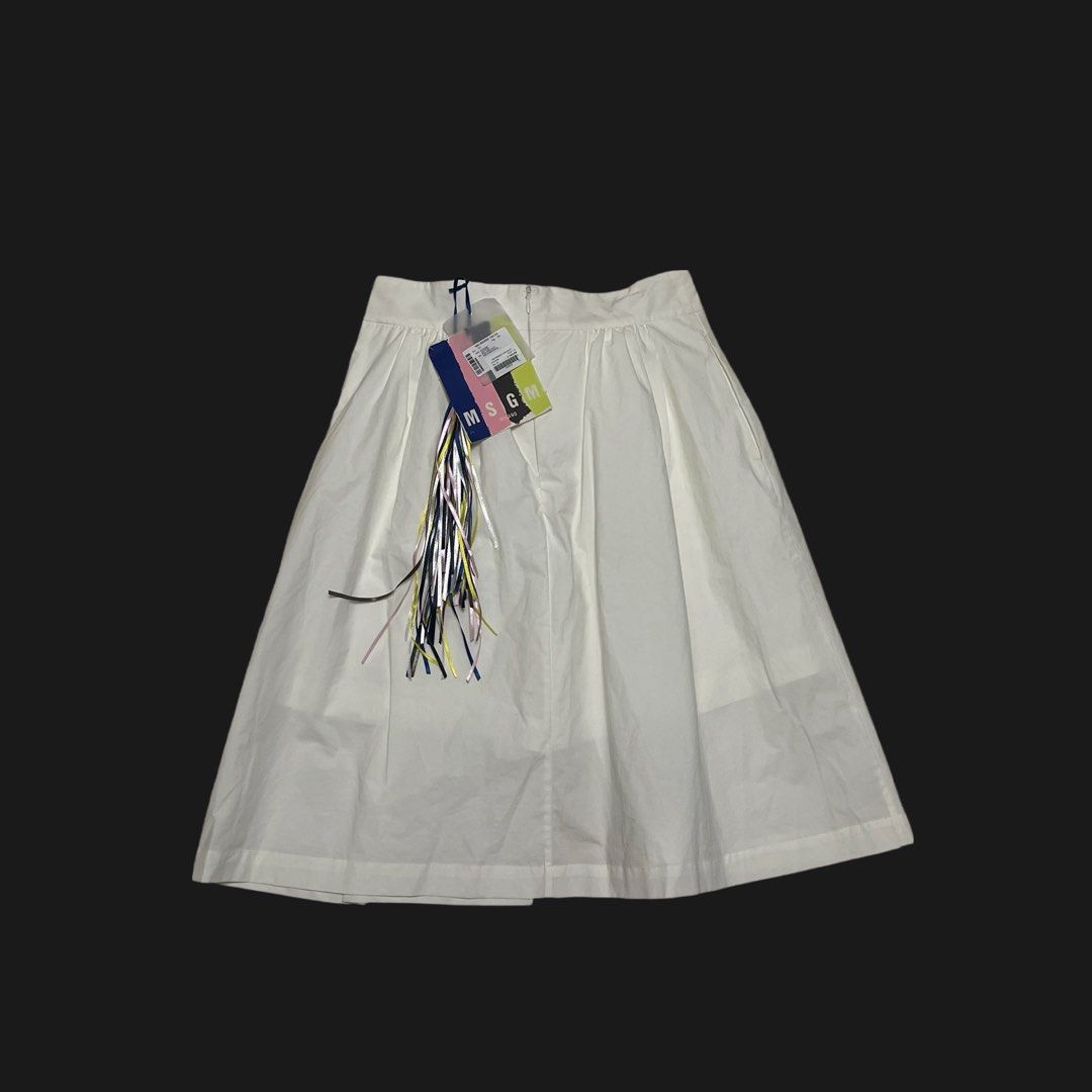 MSGM （分類：裙）位於 Hong Kong。 由 pop38 提交（商品編號 1452278706，圖片 3）。簡介： 義大利品牌 MSGM 的白色百褶中長裙，特色是腰間配有可調節的綁帶設計。 • 品牌與產地：此商品為義大利製造的MSGM 服飾。 • 設計細節：裙身呈現 A 字版型，並帶有精緻的百褶細節，呈現優雅感。 • 材質：這類中長裙通常採用高品質的棉質poplin材料，適合日常穿著。 Size：42。