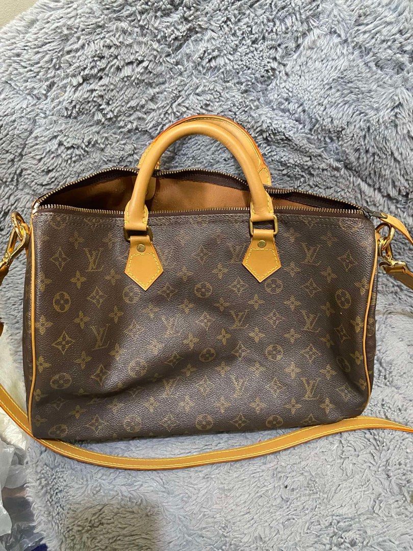 Speedy 35 (Category: Luxury Bags & Wallets) located in Manila. Submitted by marketingh98185 (Listing ID 1452273081, Image 1). Description: Vintage Speedy 35 -pre dated code -Change all vancheta -turn into bando -with 2 certificates of authenticity from Tusee and Luxury Authentication Services (check thre fb page) -Pm me if you want more photos Honest Issue: May crack ung canvass sa may bandang zipper part pero normal kasi ok lang ba 1980s pa iton