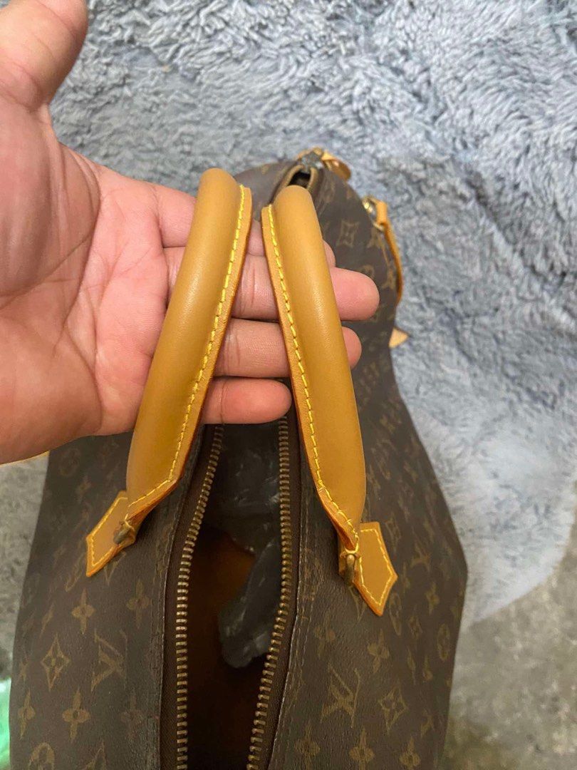Speedy 35 (Category: Luxury Bags & Wallets) located in Manila. Submitted by marketingh98185 (Listing ID 1452273081, Image 2). Description: Vintage Speedy 35 -pre dated code -Change all vancheta -turn into bando -with 2 certificates of authenticity from Tusee and Luxury Authentication Services (check thre fb page) -Pm me if you want more photos Honest Issue: May crack ung canvass sa may bandang zipper part pero normal kasi ok lang ba 1980s pa iton