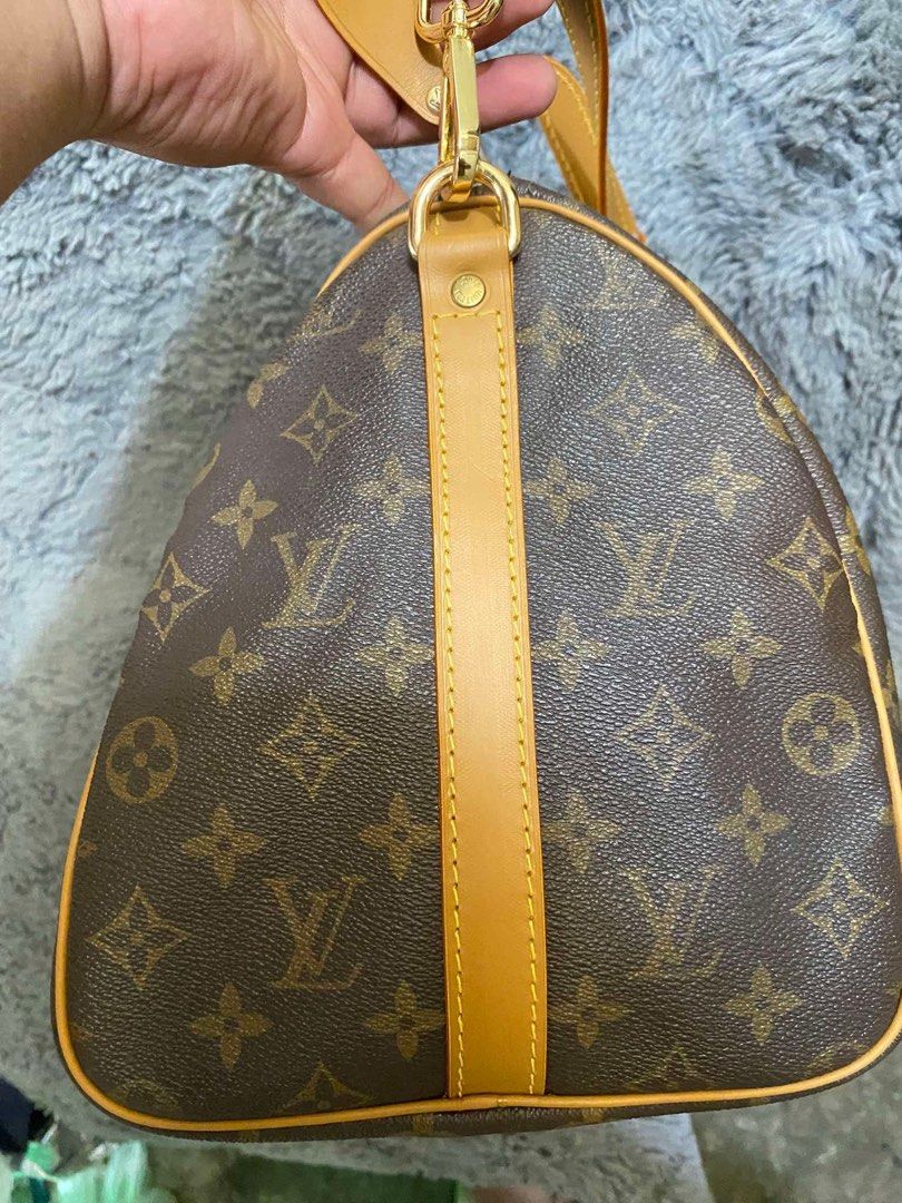 Speedy 35 (Category: Luxury Bags & Wallets) located in Manila. Submitted by marketingh98185 (Listing ID 1452273081, Image 3). Description: Vintage Speedy 35 -pre dated code -Change all vancheta -turn into bando -with 2 certificates of authenticity from Tusee and Luxury Authentication Services (check thre fb page) -Pm me if you want more photos Honest Issue: May crack ung canvass sa may bandang zipper part pero normal kasi ok lang ba 1980s pa iton