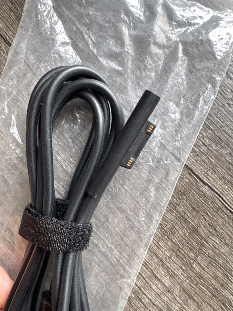 Surface Type C cable （分類：充電器及電線）位於 Hong Kong。 由 echan17 提交（商品編號 1452135421，圖片 2）。簡介： Surface Type C 叉電線 全新 。