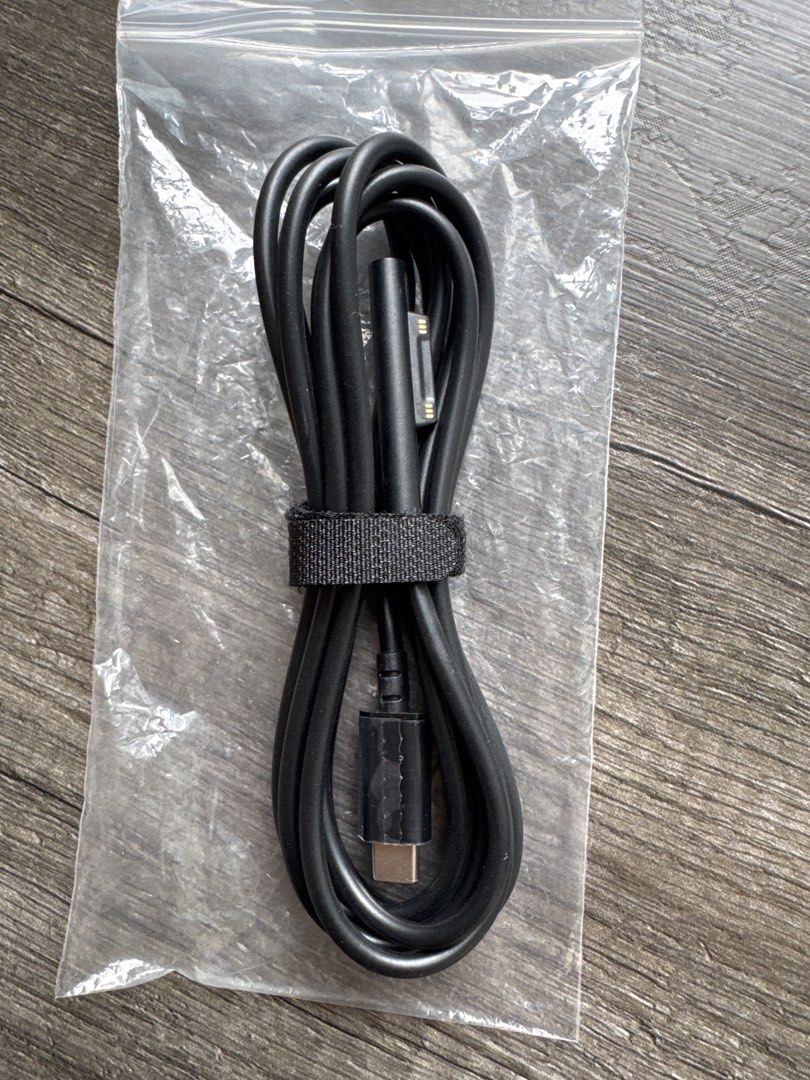 Surface Type C cable （分類：充電器及電線）位於 Hong Kong。 由 echan17 提交（商品編號 1452135421，圖片 1）。簡介： Surface Type C 叉電線 全新 。