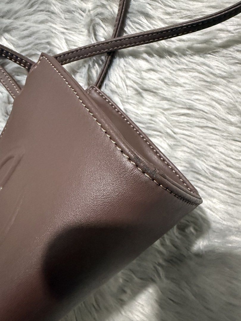 TELFAR SMALL SHOPPING BAG (Chocolate) (Category: Luxury Bags & Wallets) located in Makati City. Submitted by tarajhing (Listing ID 1452128626, Image 3). Description: Telfar small shopping bag in chocolate brown. Includes dust bag. Perfect for daily use. Note: Slightly used with minimal corner chipping on the bottom edges ***Fixed price, no haggling please..