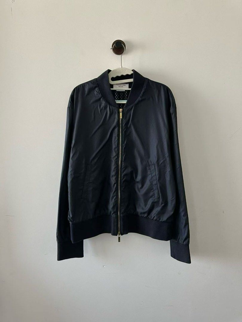 由 wd.select (刊登 ID 1452218385，圖片 1) 提交，位於 桃園市 (Taoyuan) 的 Thom Browne tb外套 (類別：精品服飾)，說明：*商品約五至七天到台 *保證正品歡迎驗貨 *精品代購 【商品】: 外套 【狀況】: 如圖 【尺寸】: 2 【價格】: 12880 【備註】：匯款後7-11店到店+60。