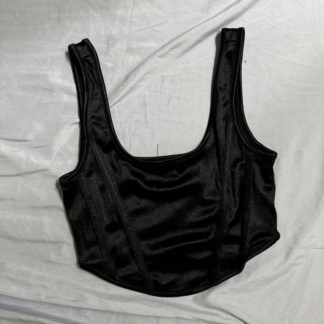 Topshop Black Corset Style Top Size 4 (Category: Sleeveless) located in Aloran. Submitted by kheyx (Listing ID 1452226160, Image 1). Description: - Topshop Petite Black Corset Style Top - Size: 4 - Material: Silky fabric - Versatile: Perfect for dressing up or down - Style: Comfortable and stylish, ideal for nights out or casual looks.