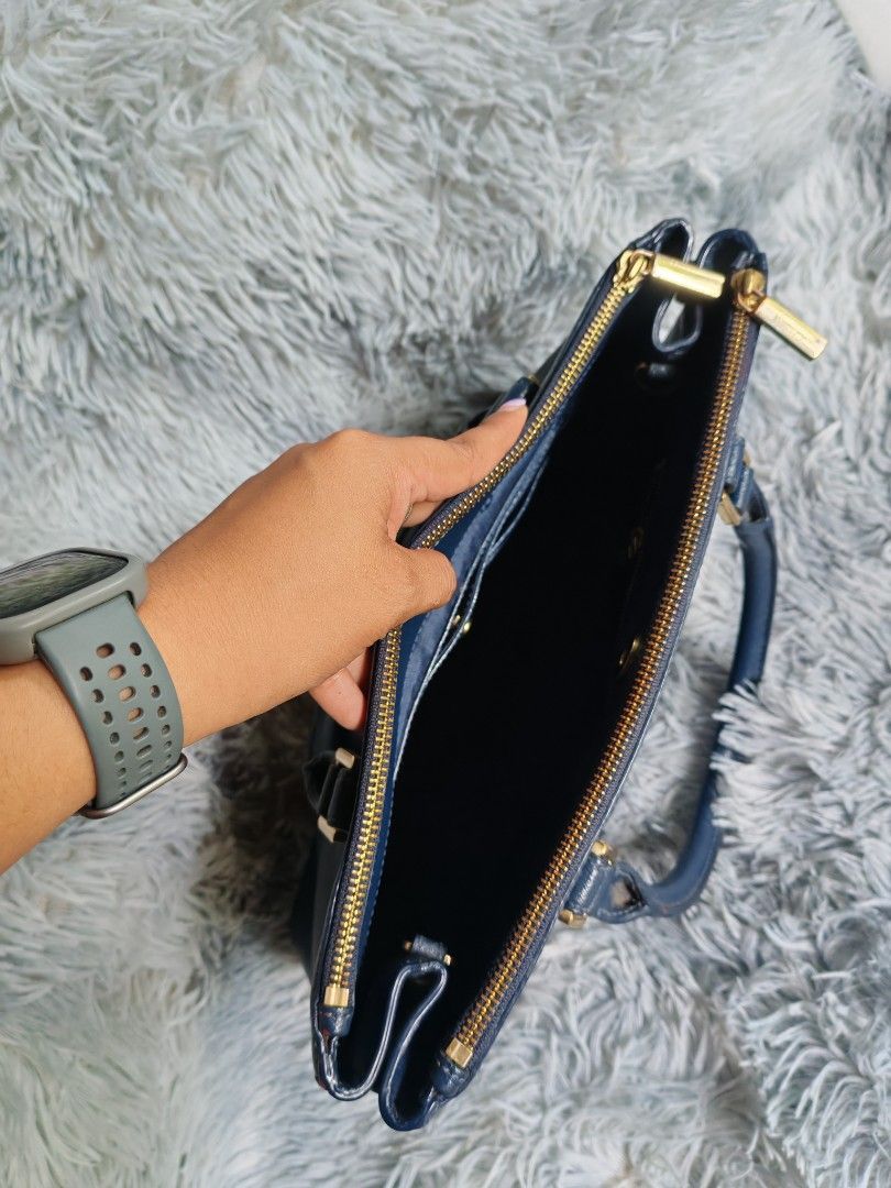 Tory Burch Navy Leather Tote Bag (Category: Luxury Bags & Wallets) located in Manila. Submitted by camellesal67218 (Listing ID 1452186898, Image 3). Description: - Genuine navy blue leather Tory Burch tote bag - Elegant gold hardware details - Secure zip closure - Multiple interior compartments for organization - Spacious enough for daily essentials - Perfect for work or casual outings - A timeless addition to your collection.