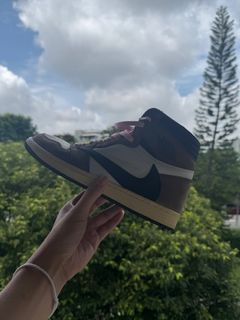 (Category: ) located in . Submitted by sneaker.com (Listing ID 1452302403, Image 1). Description: .