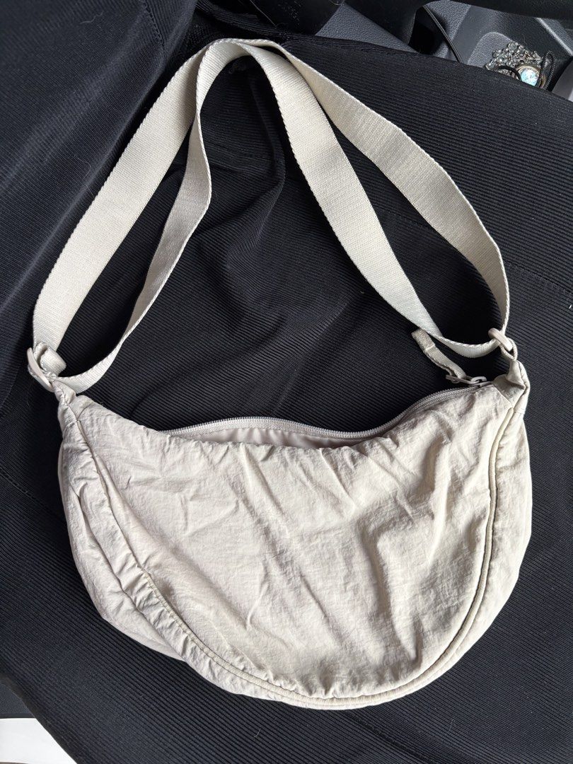 Uniqlo Beige Nylon Bag (Category: Cross-body Bags) located in Manila. Submitted by summercookie (Listing ID 1452208593, Image 1). Description: Used condition.
