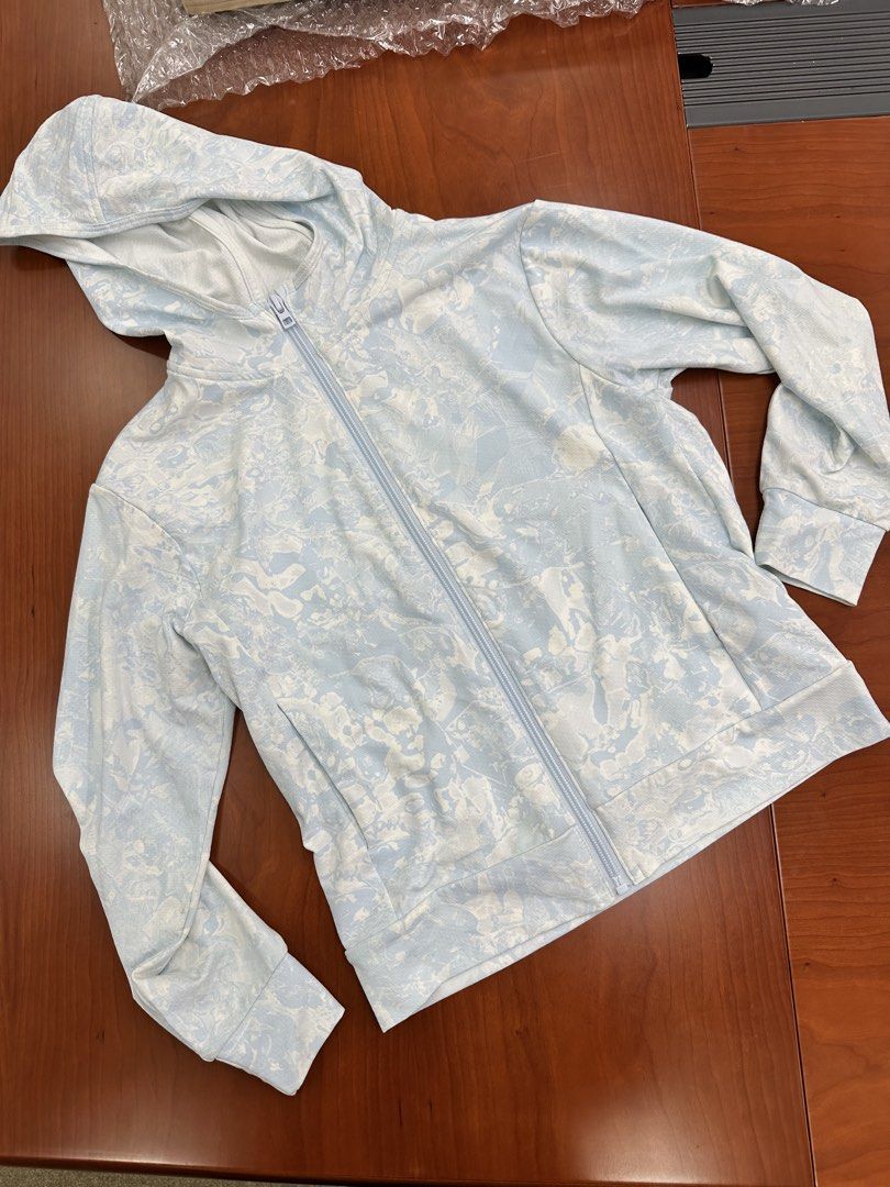 Uniqlo kid jacket （分類：嬰兒及小童流行時尚）位於 Hong Kong。 由 pwl1668 提交（商品編號 1452118305，圖片 1）。簡介： Size: 130。