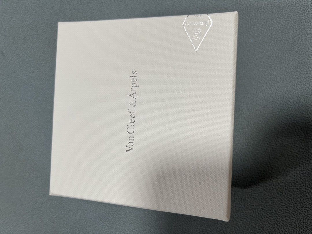 Van Cleef & Arpels （分類：飾物及配件）位於 Hong Kong。 由 sussie.cobet 提交（商品編號 1452268675，圖片 3）。簡介： 各位靚女注意啦呢條VanCleef&Arpels嘅四葉草頸鏈真係超靚採用咗玫瑰金色嘅鏈同埋紅色嘅四葉草吊墜，設計好有層次感，戴上頸即刻提升氣質呢條頸鏈保存得好好，狀態一流，絕對係你衣櫃裡面嘅必備單品配搭咩衫都咁好睇，無論係日常出街定係特別場合都啱戴有埋原裝盒，送禮自用都一流。