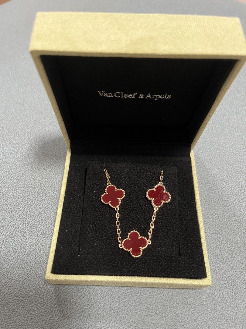 Van Cleef & Arpels （分類：飾物及配件）位於 Hong Kong。 由 sussie.cobet 提交（商品編號 1452268675，圖片 1）。簡介： 各位靚女注意啦呢條VanCleef&Arpels嘅四葉草頸鏈真係超靚採用咗玫瑰金色嘅鏈同埋紅色嘅四葉草吊墜，設計好有層次感，戴上頸即刻提升氣質呢條頸鏈保存得好好，狀態一流，絕對係你衣櫃裡面嘅必備單品配搭咩衫都咁好睇，無論係日常出街定係特別場合都啱戴有埋原裝盒，送禮自用都一流。