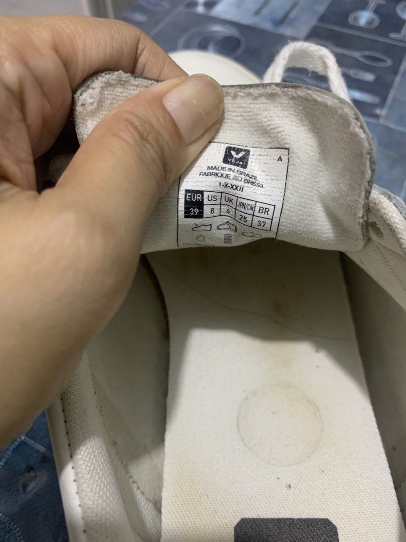 VEJA (Category: Sneakers) located in Manila. Submitted by dianajoyce39451 (Listing ID 1452289351, Image 3). Description: used VEJA sneakers size 8 konting linis lang sya good as new na walang sira or any issue medyo marumi lng sya.