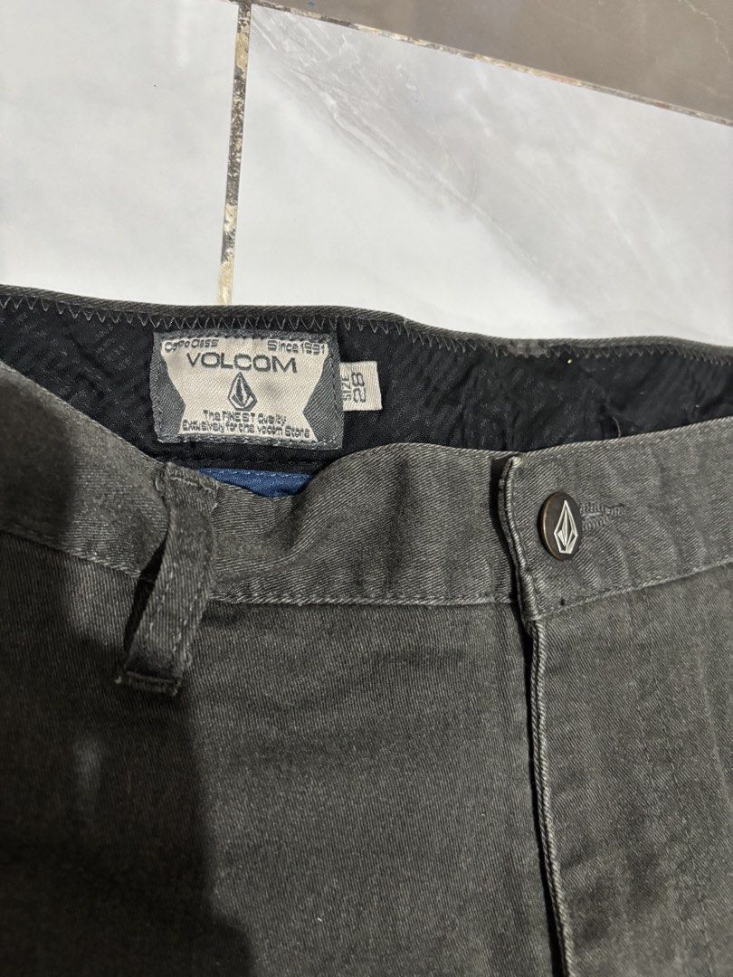 Volcom Shorts (Category: Shorts) located in Marikina City. Submitted by _cgrandomz (Listing ID 1452137139, Image 2). Description: Volcom Shorts 💰 ₱250 Brand: Volcom Dimensions: Waist: 15” Length: 20” Leg Opening: 8” Condition: Good overall condition Issue: None Reason for Selling: Decluttering 📍 Meetup: Marikina area or Gateway Cubao 📦 Shipping: J&T Express or Lalamove (buyer’s expense) 💳 Payment: GCash or Maya 📩 Feel free to message me for 