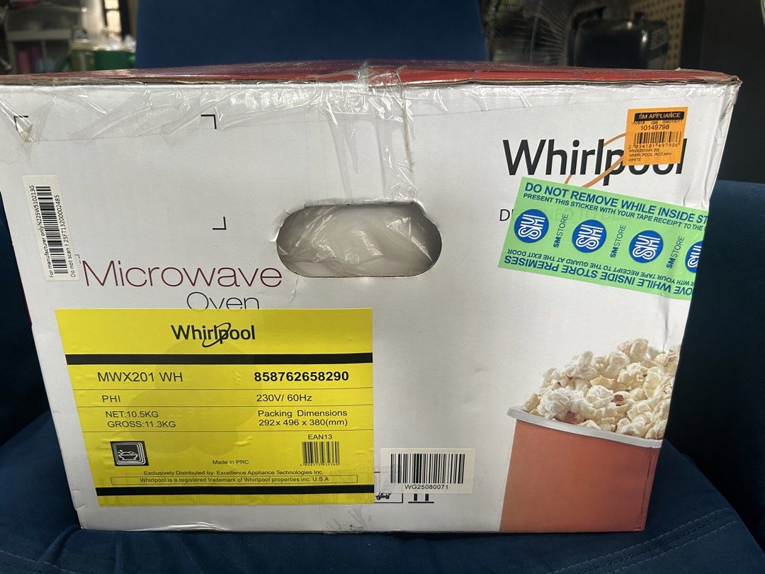 Whirlpool MWX201WH Mechanical Microwave Oven (Category: Ovens & Toasters) located in Quezon City. Submitted by ceelcee (Listing ID 1452107453, Image 2). Description: ‼️ FOR SALE ‼️ Whirlpool MWX201WH Mechanical Microwave Oven ✨ Brand New & Sealed • Capacity: 20L • Color: White • Mechanical controls • Reliable and easy to use 📍 Pick-up Location: Project 8, Quezon City Reason for Selling: Extra microwave oven from the office. 📩 Send me a message 