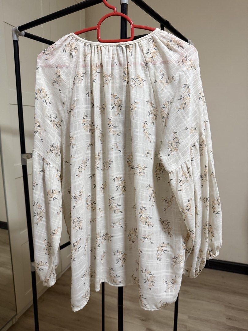 White Floral Print Long Sleeve Blouse with Tie Neck (Category: Blouses) located in Johor Bahru. Submitted by qssynnissa (Listing ID 1452279915, Image 2). Description: - kain jenis nipis and jarang - kena pakai inner.