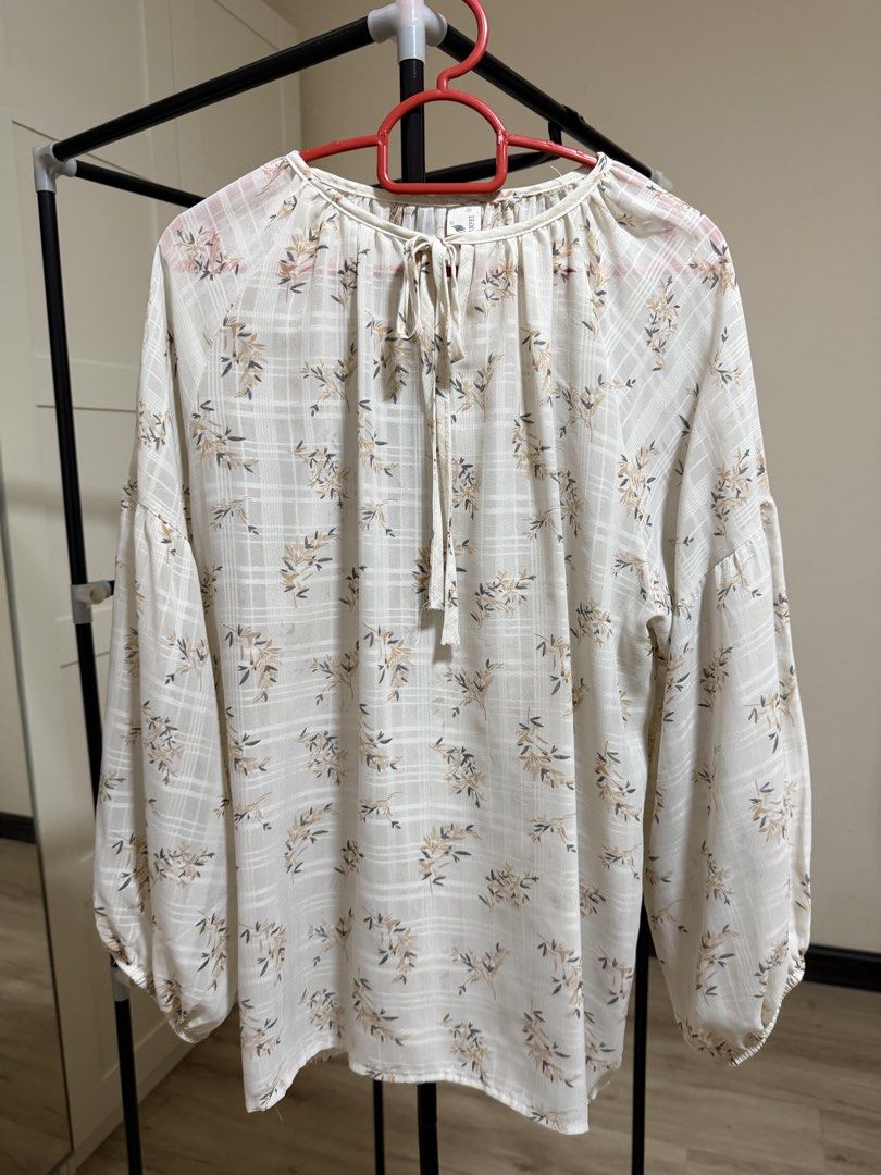 White Floral Print Long Sleeve Blouse with Tie Neck (Category: Blouses) located in Johor Bahru. Submitted by qssynnissa (Listing ID 1452279915, Image 1). Description: - kain jenis nipis and jarang - kena pakai inner.