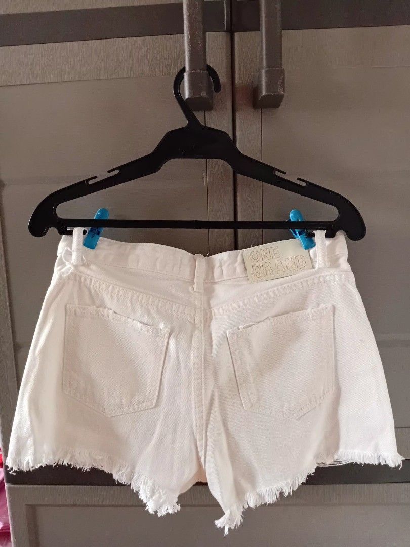 WHITE RIPPED DENIM SHORT (Category: Shorts) located in Quezon City. Submitted by declutterintoopieces (Listing ID 1452166682, Image 2). Description: Size: 28-29 BKK short No issue and flaws RFS: Decluttering Location: QC.