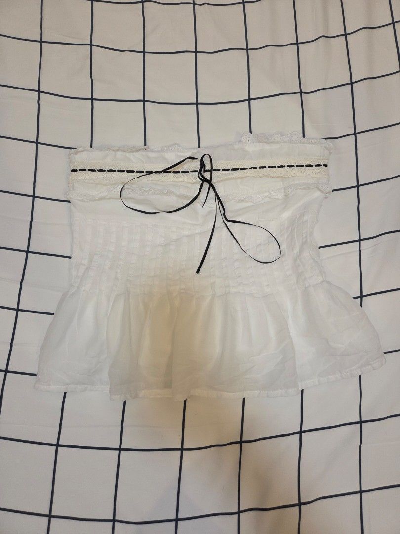 White Ruffled Tube Top (Category: Blouses) located in Paranaque City. Submitted by aii_mails (Listing ID 1452129627, Image 1). Description: .