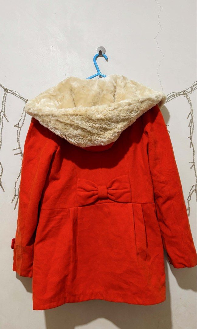 Wool Coat with Fur Hood for Autumn (Category: Coats, Jackets and Outerwear) located in Taguig. Submitted by itsmefaithyyy (Listing ID 1451663724, Image 2). Description: RFS: Maliit na sakeeen > Originally bought from fabieshoppe sa IG. Ginamit ko to before sa Hong Kong on a December, and naisalba naman nya ko kahit wala akong heat tech na panloob dati. Note: XL lang yung naka-tag na size pero Small-Medium talaga sya. - Cozy fur hood - Button-up f