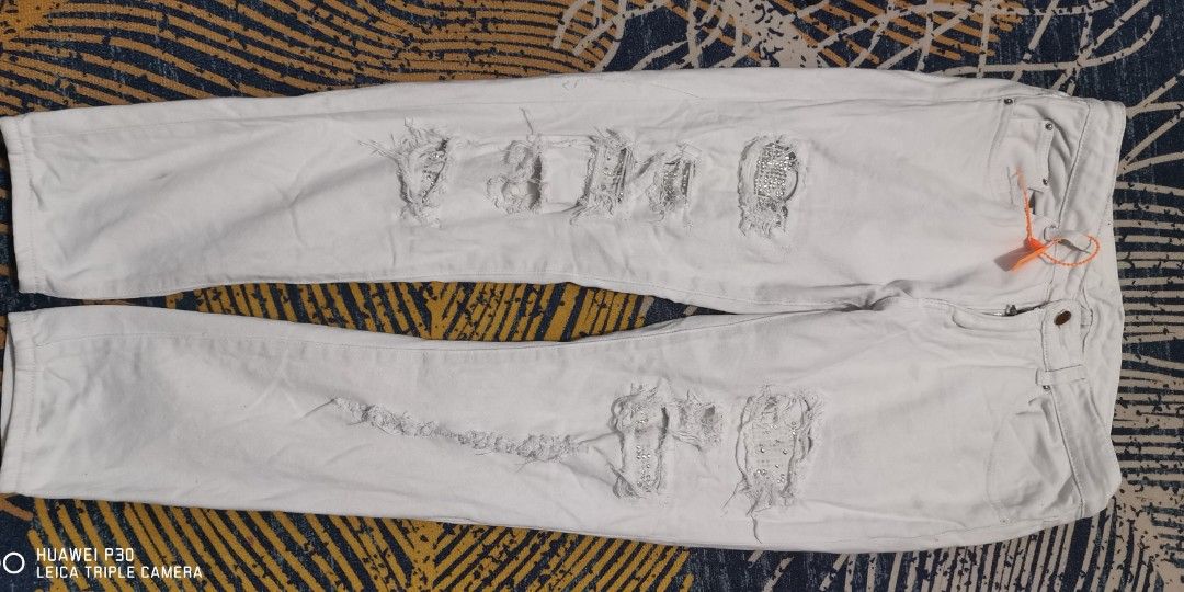 Y2k Amiri white tattered pants (Category: Jeans) located in San Jose. Submitted by thrift_ni_sir (Listing ID 1452275305, Image 1). Description: Good condition nasa picture na issue MOP gcash MOD j&t, flash express Add shipping fee.
