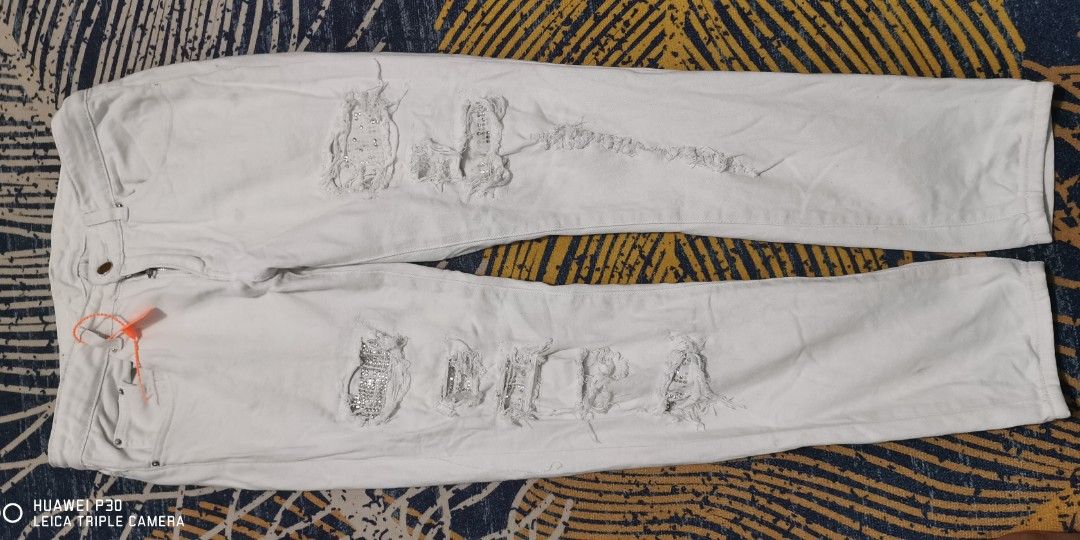 Y2k Amiri white tattered pants (Category: Jeans) located in San Jose. Submitted by thrift_ni_sir (Listing ID 1452275305, Image 2). Description: Good condition nasa picture na issue MOP gcash MOD j&t, flash express Add shipping fee.