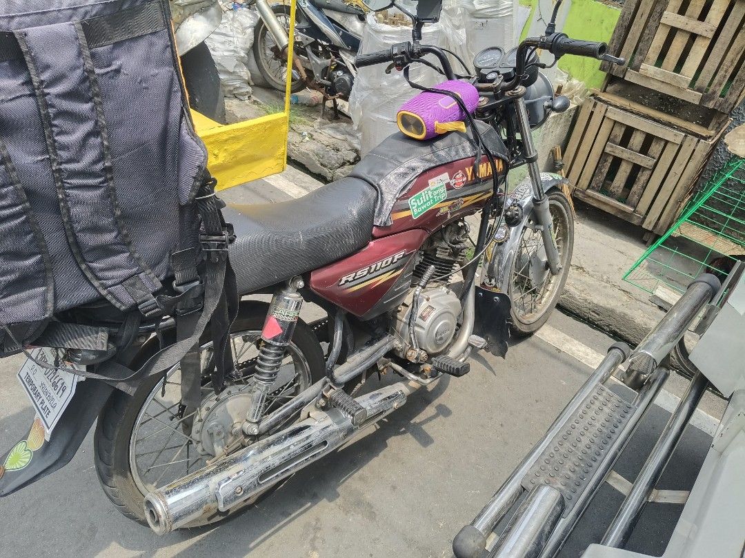 Yamaha RS110f Motorcycle with Lalamove Box (Category: Motorbikes for Sale) located in Manila. Submitted by kilaruna1984 (Listing ID 1452256934, Image 2). Description: Yamaha RS110R motorcycle. Ready for delivery work. Comes with a Lalamove insulated bag. Some stickers on the front fender. Ready to hit the road. Great for delivery services. registered till march 2027 orig papers open deed walang tagas walang usok good running condition walang odo 