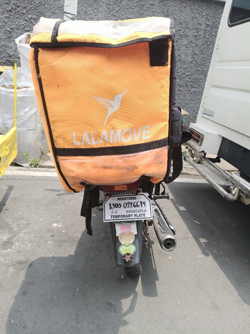 Yamaha RS110f Motorcycle with Lalamove Box (Category: Motorbikes for Sale) located in Manila. Submitted by kilaruna1984 (Listing ID 1452256934, Image 3). Description: Yamaha RS110R motorcycle. Ready for delivery work. Comes with a Lalamove insulated bag. Some stickers on the front fender. Ready to hit the road. Great for delivery services. registered till march 2027 orig papers open deed walang tagas walang usok good running condition walang odo 