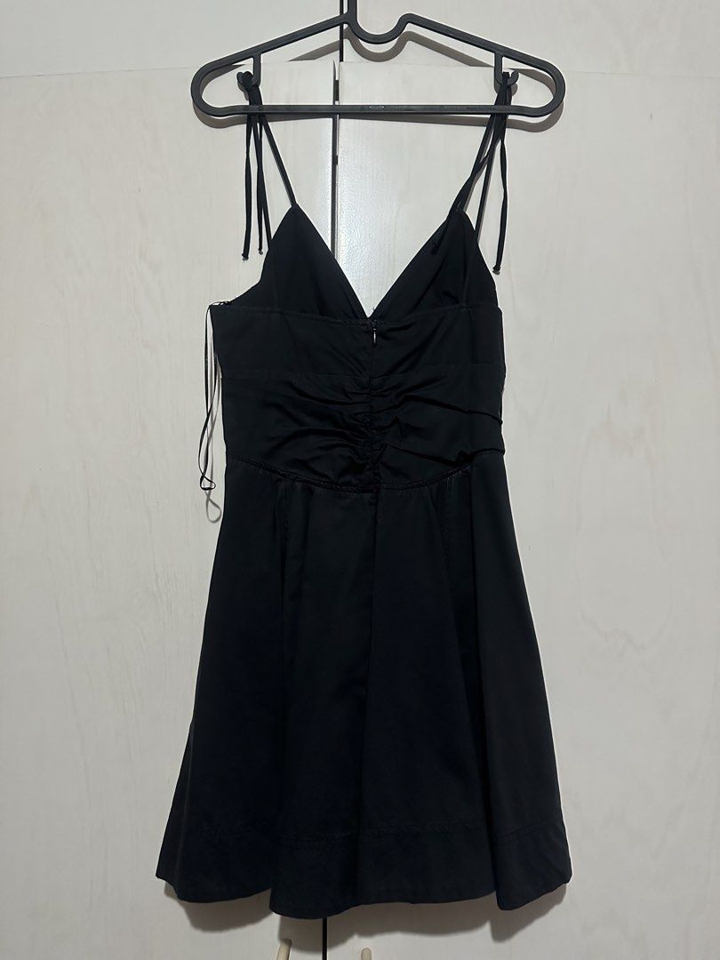 Zara Black Ruched Tie Strap Mini Dress (Category: Dresses) located in Quezon City. Submitted by fakeacakeu (Listing ID 1452296317, Image 2). Description: - used once! Loc 📍: Culiat, QC MOP 💵: GCash, BDO MOD 🚛: Lalamove, GGX, jnt.