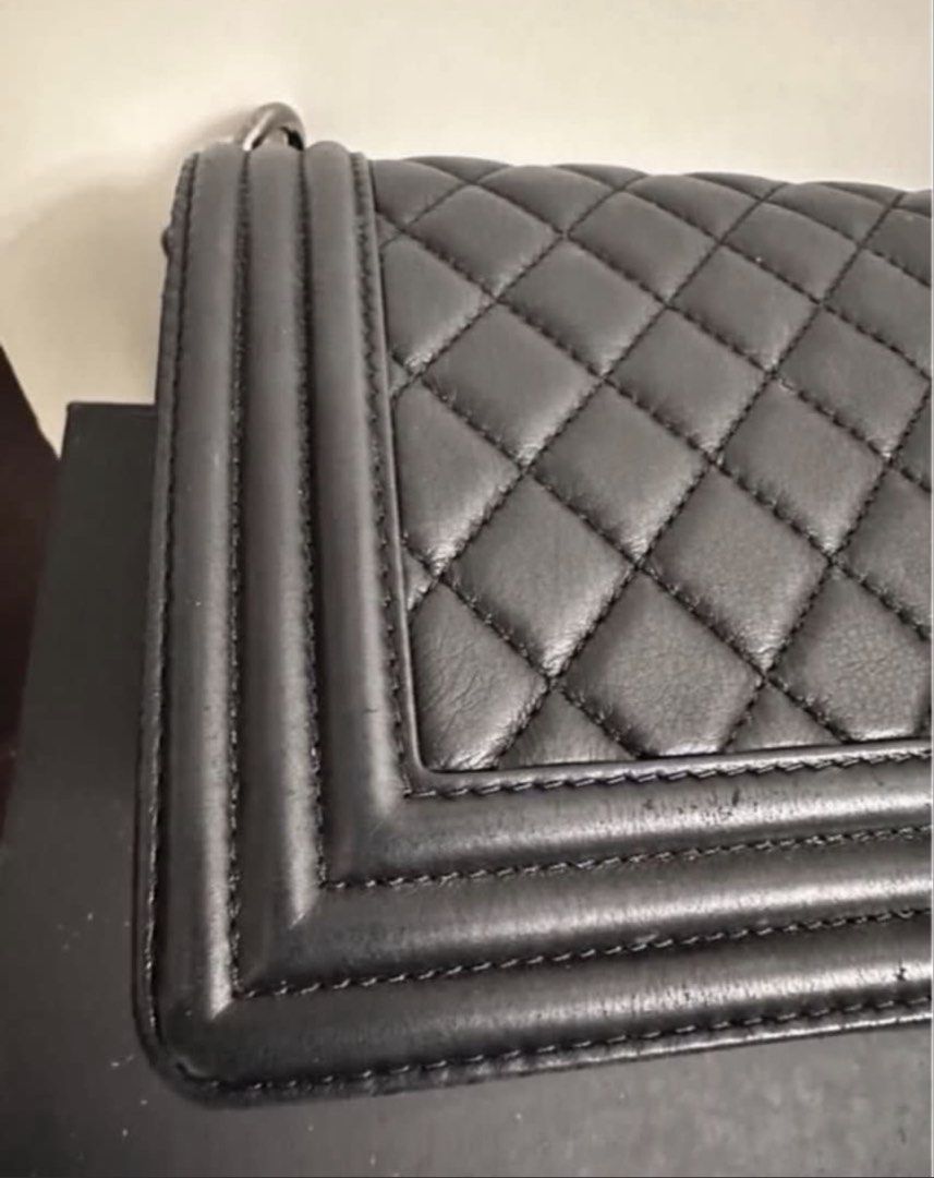 100% 正品 90 new Chanel Boy classic Medium Bag 25cm (小羊皮） （分類：手袋及銀包）位於 Hong Kong。 由 happy_shopping268 提交（商品編號 1452480434，圖片 3）。簡介： 100% 正品 90 new Chanel Boy classic Medium Bag 25cm (小羊皮） 其實好少用 ，但四角有二少許磨損。 19 字頭。 有塵袋有卡 - 購於歐洲。 退稅後沒有收據。 可以陪check 。。