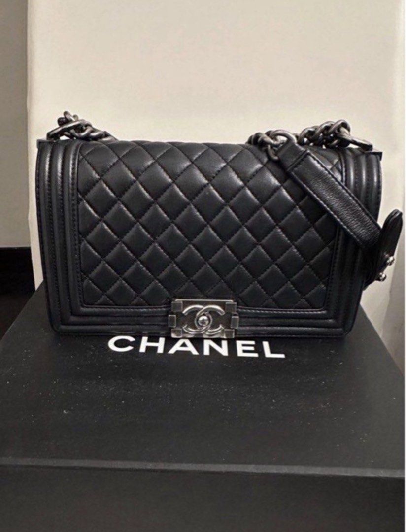 100% 正品 90 new Chanel Boy classic Medium Bag 25cm (小羊皮） （分類：手袋及銀包）位於 Hong Kong。 由 happy_shopping268 提交（商品編號 1452480434，圖片 1）。簡介： 100% 正品 90 new Chanel Boy classic Medium Bag 25cm (小羊皮） 其實好少用 ，但四角有二少許磨損。 19 字頭。 有塵袋有卡 - 購於歐洲。 退稅後沒有收據。 可以陪check 。。