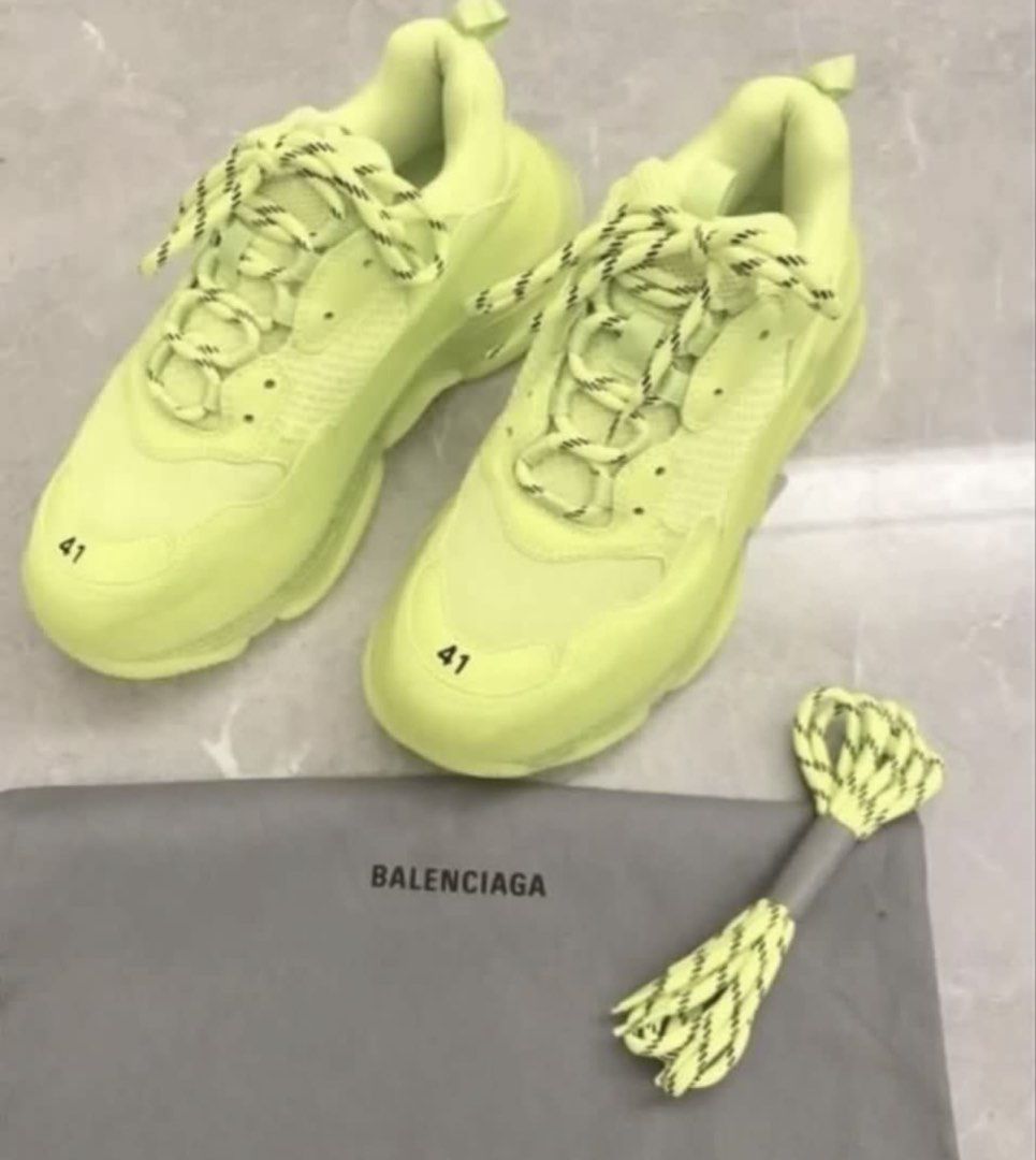 由 bobe56899 (刊登 ID 1452482490，圖片 3) 提交，位於 新北市 (New Taipei) 的 巴黎世家 BALENCIAGA品牌 ❤️專櫃購買保證100%正品🌟超級好看的氣墊增高老爹鞋🌟原價三萬多 超低價割愛❤️ (類別：精品鞋款)，說明：巴黎世家BALENCIAGA❤️Triple S老爹增高鞋 加拿大專櫃購買 保證100%正品🌟 超級好看的螢光黃色 Balenciaga最經典款👍 鞋子超級有設計感 氣墊鞋底非常舒適🌟 鞋子穿起來特別帥有型👍 原價三萬多 超低價割愛❤️ 附鞋子/防塵袋 /附全新鞋帶 尺碼：EU 41 （鞋底長32cm) 平時穿42都可以穿的下🌟 有任何問題歡迎留言 謝謝😊🤝。