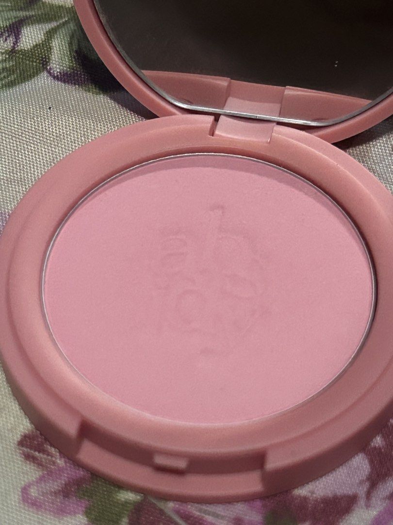 ABSIDY blush (Category: Makeup) located in Subic. Submitted by relove_finds612 (Listing ID 1452363989, Image 2). Description: Pretty pink blush. Comes in a compact case with a mirror. The powder has a subtle embossed design. Great for adding a pop of color to your cheeks. Easy to carry around for touch-ups..