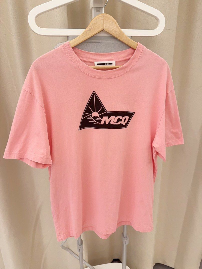 由 bobe56899 (刊登 ID 1452404378，圖片 3) 提交，位於 新北市 (New Taipei) 的 英國Alexander McQueen 品牌❤️MCQ 加拿大專櫃購買 保證正品 粉色男士T-shirt 低價割愛❤️ (類別：精品服飾)，說明：英國Alexander McQueen 品牌❤️ 專櫃購買 保證100%正品🌟 粉色超級好看的男士T-shirt 實品超極新🌟 衣服已送乾洗！ 黑色MCQ字設計配上粉色穿起來很帥 Size: XL size 肩寬：54 cm 胸圍平量：57cm 衣長：73 cm Made in Turkey 土耳其製造⭐️ 本賣場只賣正貨！非誠勿擾🙏 有任何問題歡迎留言 謝謝😊。