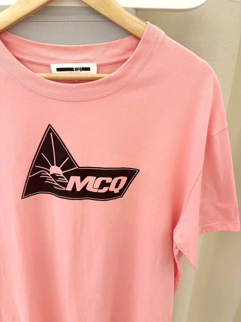 由 bobe56899 (刊登 ID 1452404378，圖片 2) 提交，位於 新北市 (New Taipei) 的 英國Alexander McQueen 品牌❤️MCQ 加拿大專櫃購買 保證正品 粉色男士T-shirt 低價割愛❤️ (類別：精品服飾)，說明：英國Alexander McQueen 品牌❤️ 專櫃購買 保證100%正品🌟 粉色超級好看的男士T-shirt 實品超極新🌟 衣服已送乾洗！ 黑色MCQ字設計配上粉色穿起來很帥 Size: XL size 肩寬：54 cm 胸圍平量：57cm 衣長：73 cm Made in Turkey 土耳其製造⭐️ 本賣場只賣正貨！非誠勿擾🙏 有任何問題歡迎留言 謝謝😊。