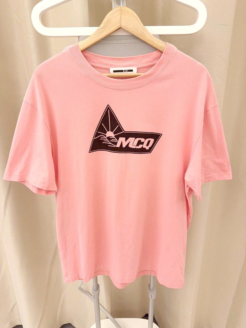 由 bobe56899 (刊登 ID 1452404378，圖片 1) 提交，位於 新北市 (New Taipei) 的 英國Alexander McQueen 品牌❤️MCQ 加拿大專櫃購買 保證正品 粉色男士T-shirt 低價割愛❤️ (類別：精品服飾)，說明：英國Alexander McQueen 品牌❤️ 專櫃購買 保證100%正品🌟 粉色超級好看的男士T-shirt 實品超極新🌟 衣服已送乾洗！ 黑色MCQ字設計配上粉色穿起來很帥 Size: XL size 肩寬：54 cm 胸圍平量：57cm 衣長：73 cm Made in Turkey 土耳其製造⭐️ 本賣場只賣正貨！非誠勿擾🙏 有任何問題歡迎留言 謝謝😊。